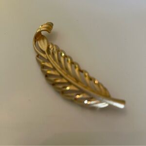 Elegant Gold Leaf Brooch